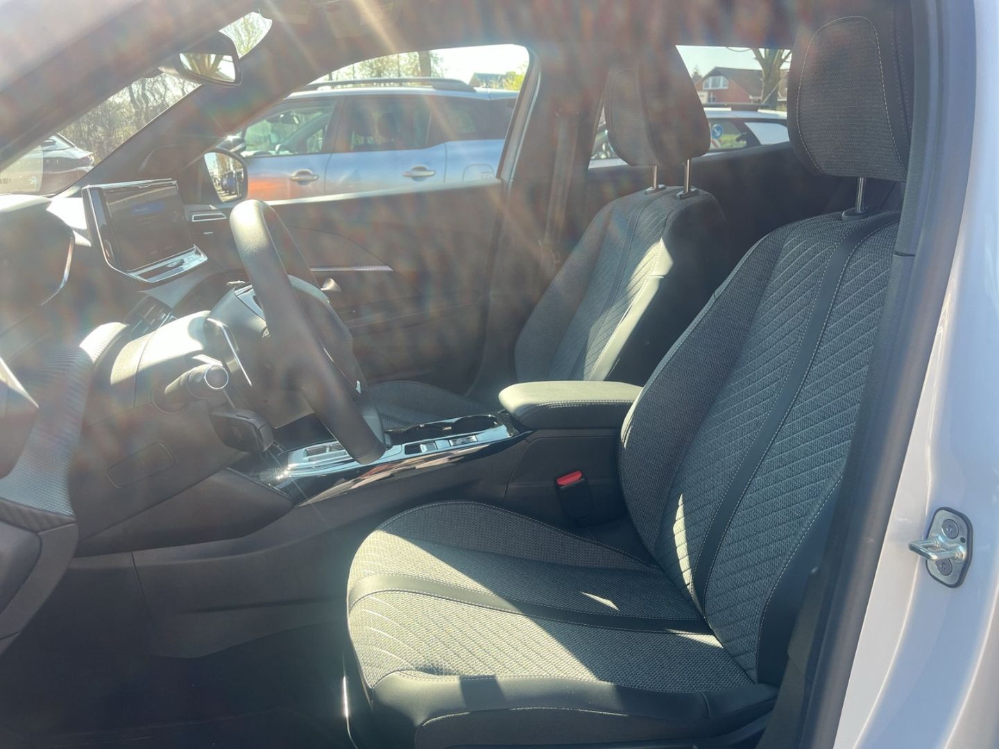Fahrzeugabbildung Peugeot 2008 Allure 130 Puretech EAT8    ACC  CarPlay