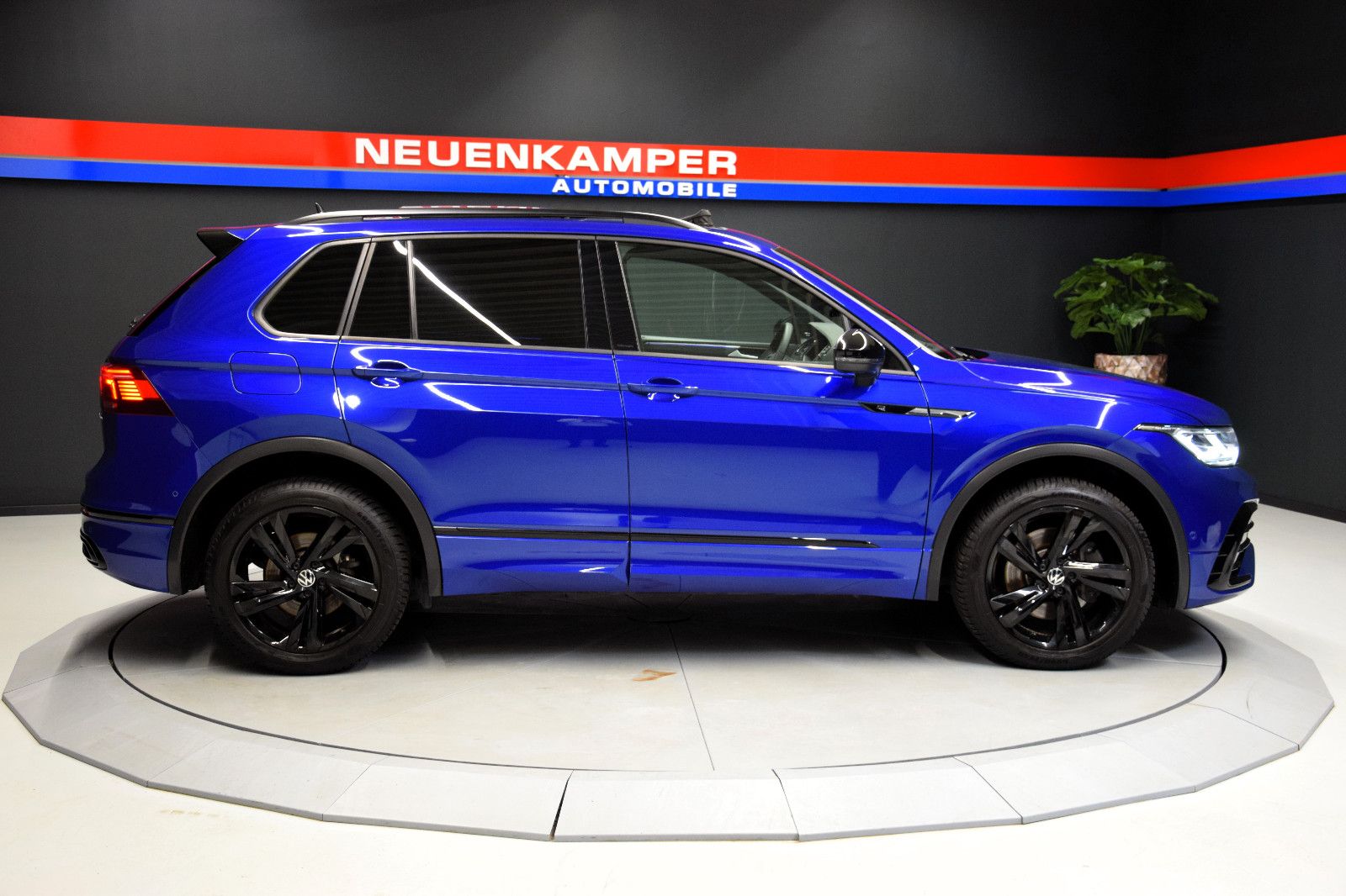 Fahrzeugabbildung Volkswagen Tiguan R-Line 4Motion Pano ACC LED HuD h/k AHK