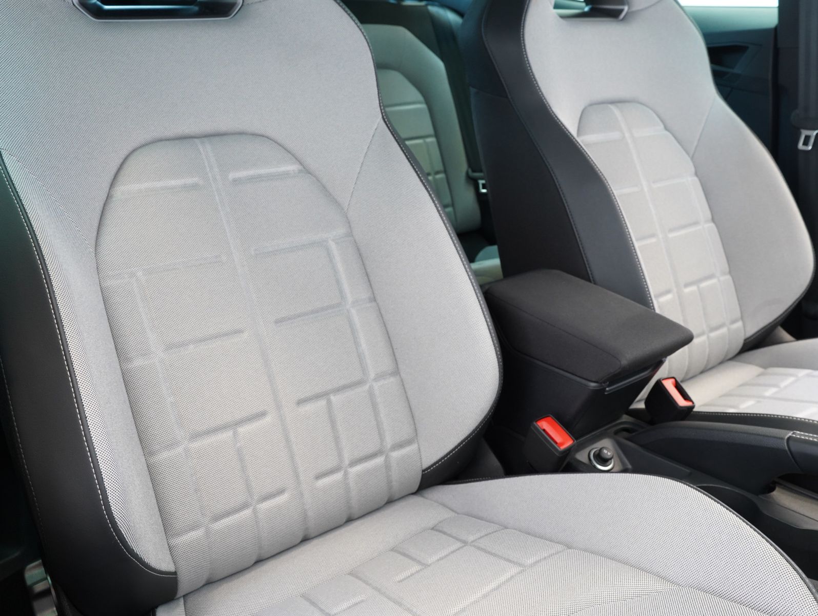Fahrzeugabbildung SEAT Arona 1.5 TSI 110 kW FR Black Edition