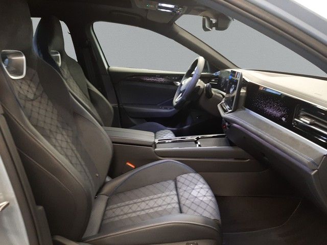 Fahrzeugabbildung Volkswagen Passat Variant 1,5 eTSi R-Line Black Pano AHK