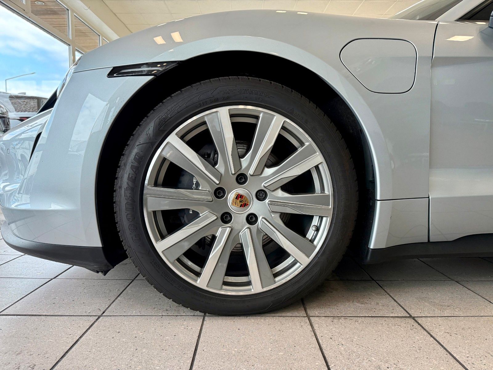 Fahrzeugabbildung Porsche Taycan Sport Turismo Performance/Luftferderung