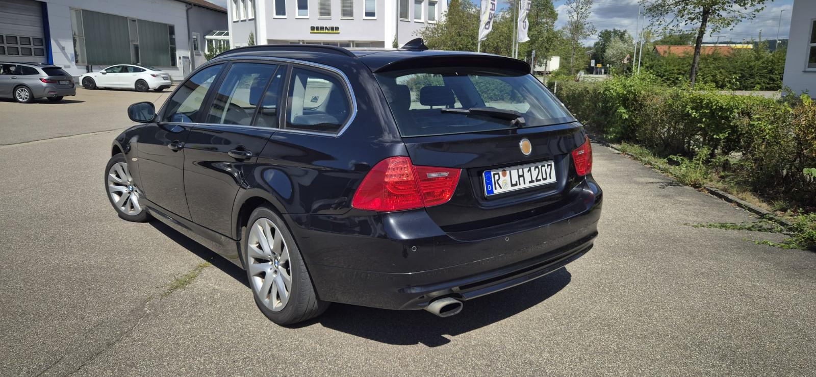 BMW 320 2010 — rear view