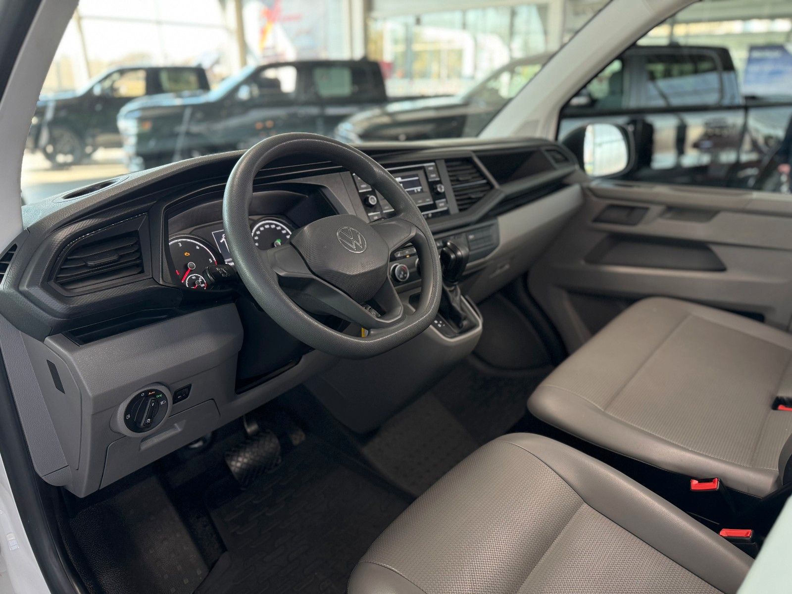 Fahrzeugabbildung Volkswagen T6 Transporter Kombi 2.0 TDI "Klima  9-Sitzer"