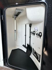 Fahrzeugabbildung Humbaur Pegasus 2400 Black Metallic --Lagerwagen--