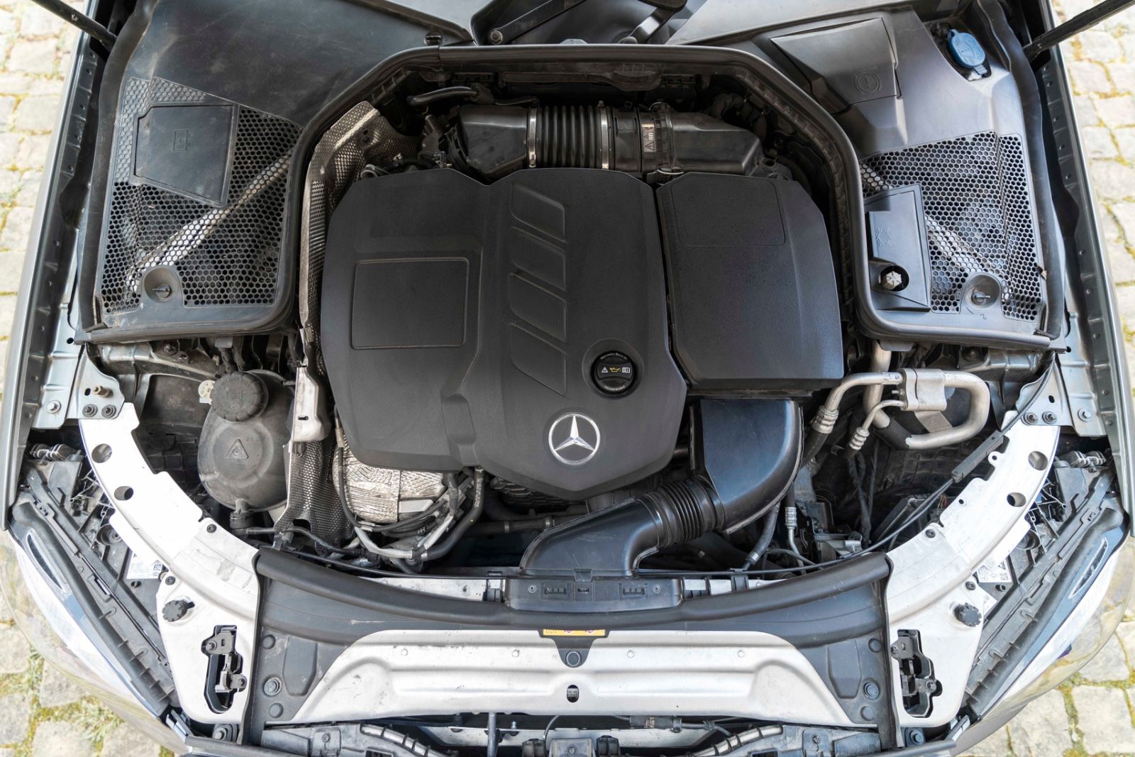 Fahrzeugabbildung Mercedes-Benz C 220d Coupe AMG BURMESTER 360° CARPLAY LED
