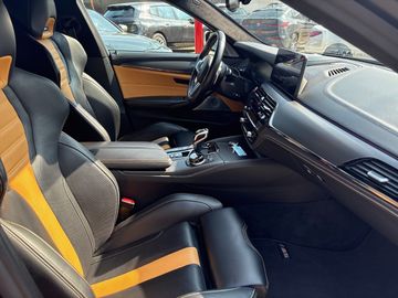 BMW M5 Limousine Gestiksteuerung B&W Surround DAB