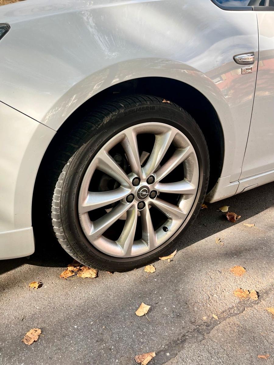 Opel Astra 2012 — салон