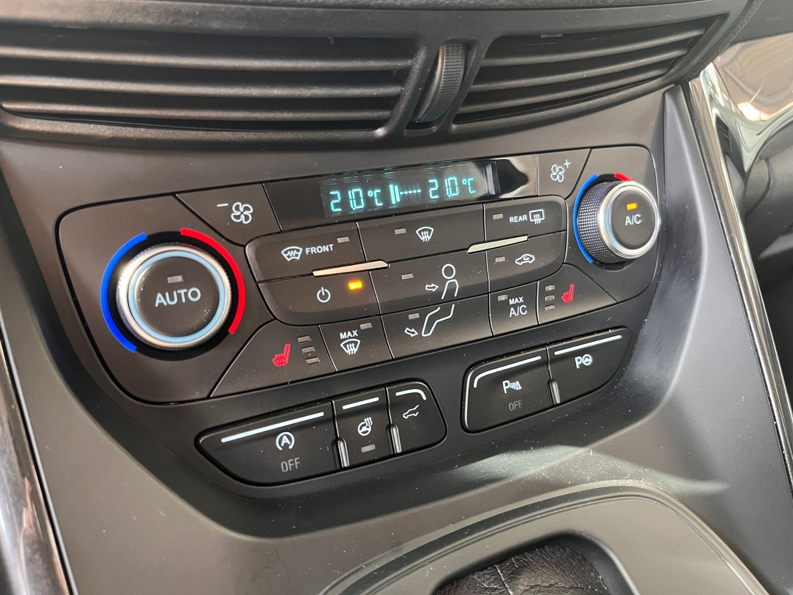 Fahrzeugabbildung Ford Kuga Titanium 4x4 AHK CARPLAY NAV DAB SHZ