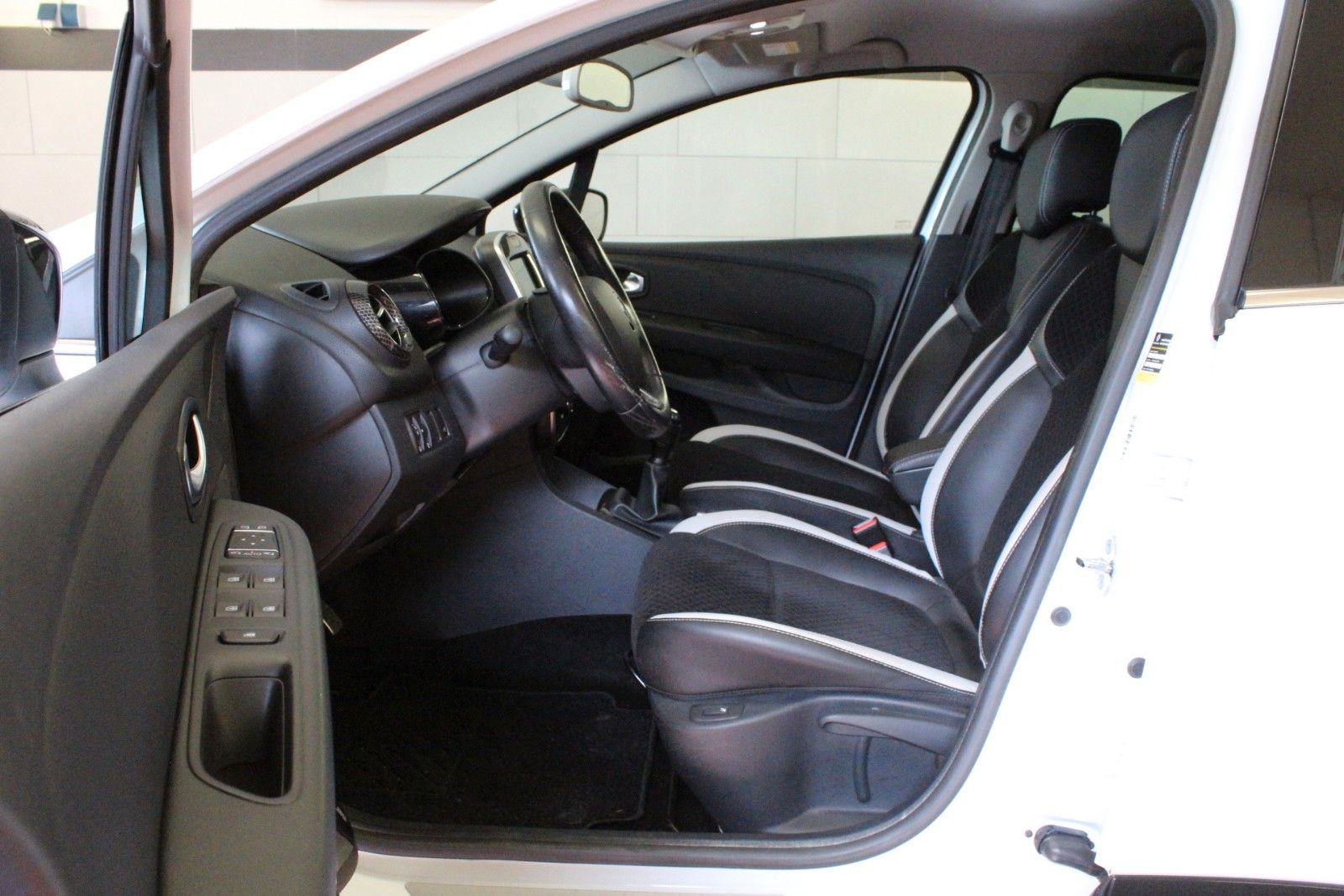Fahrzeugabbildung Renault Clio TCe 90 IBose Edition *Navi*Klima*PDC*