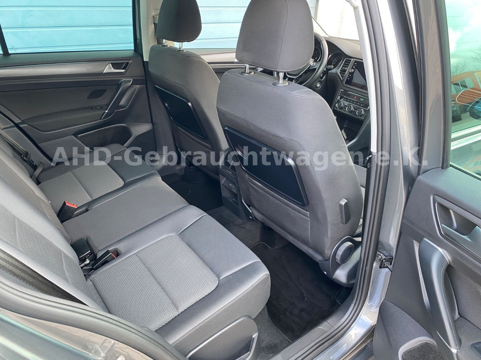 Fahrzeugabbildung Volkswagen Golf Sportsvan VII 1.5 TSI LED Navi PDC Kamera