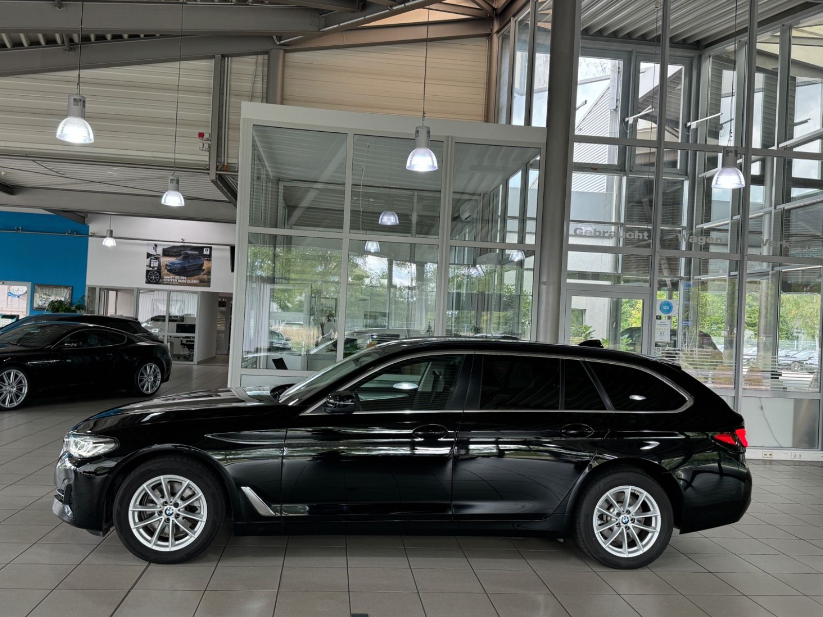 Fahrzeugabbildung BMW 520d xD Panorama Kamera DAB CockPitPro Alarm LED