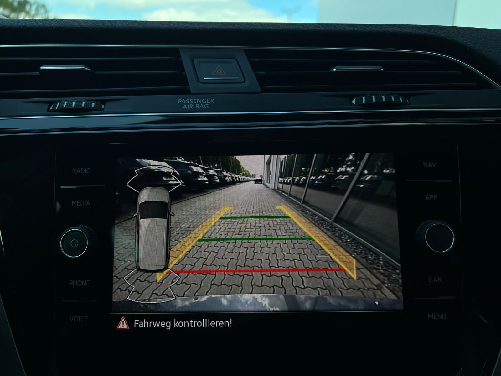 Fahrzeugabbildung Volkswagen Touran Comfortline 1.5 TSI DSG *LED, AHK, 7-Sitz
