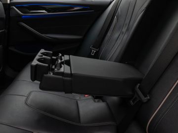 Fahrzeugabbildung BMW 530d LuxuryLine Pano Kamera Laser HUD DAB HiFi