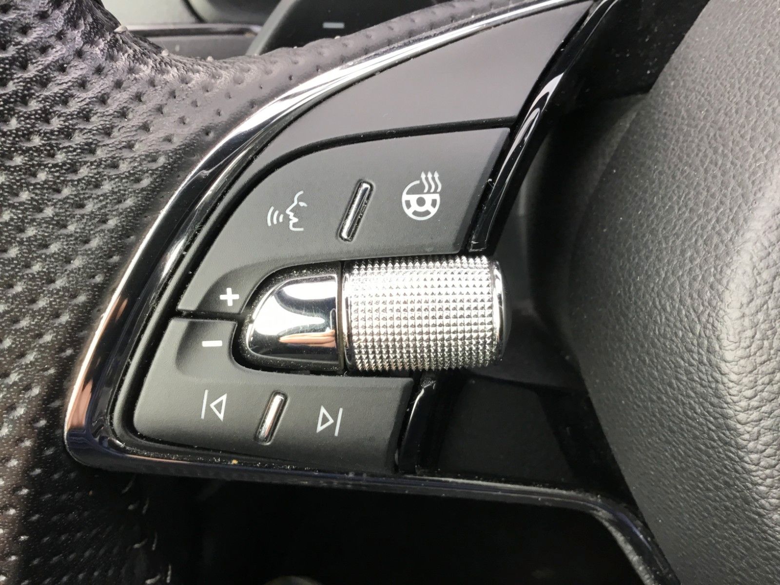 Fahrzeugabbildung SKODA Karoq 2.0l TDI DSG 4x4 SPORTLINE+AHK+18"+Kamera