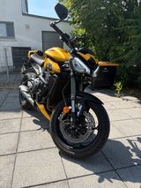 Triumph Street Triple 765 RS Cosmic Yellow