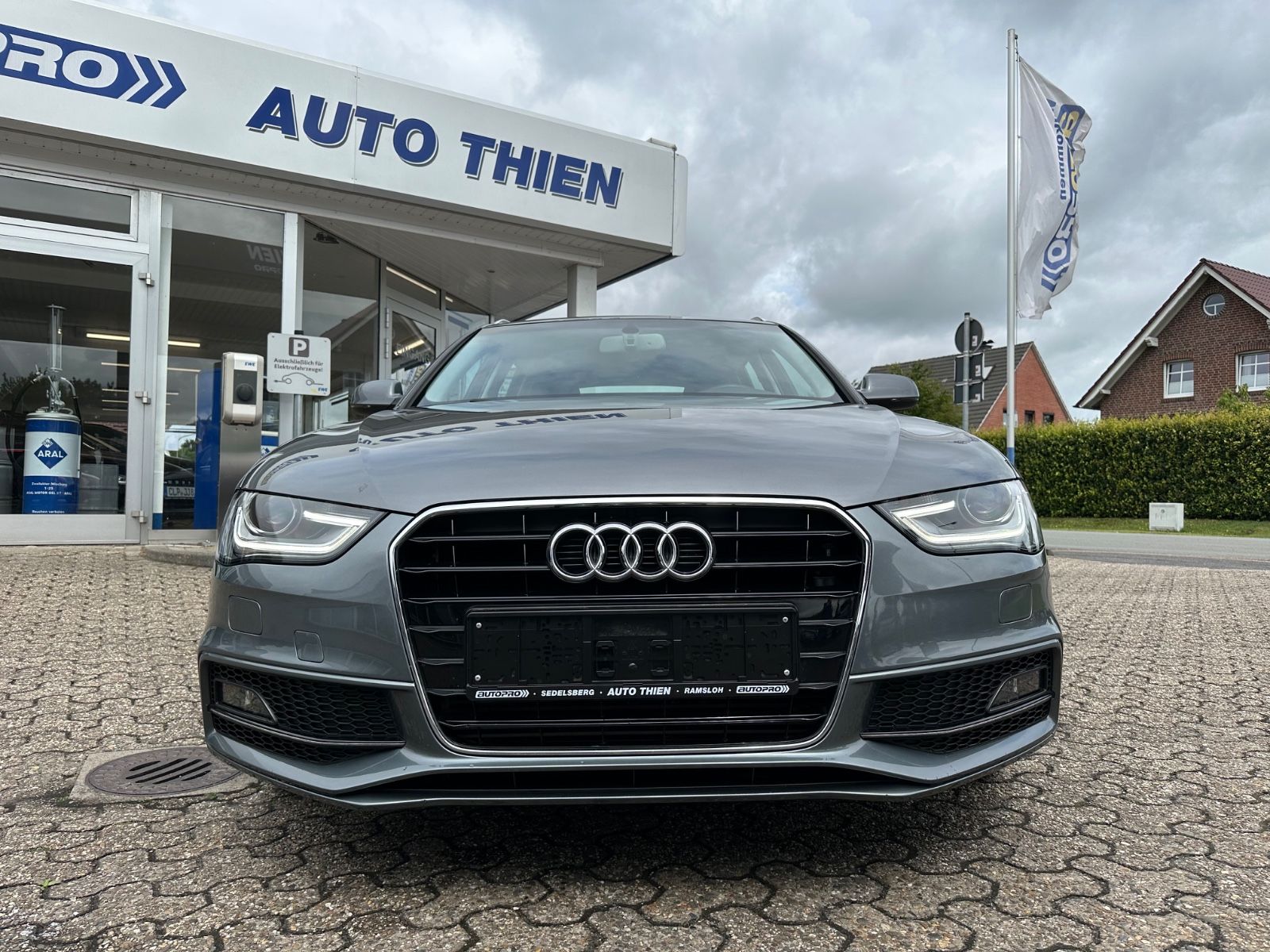 Fahrzeugabbildung Audi A4 Avant 1.8 TFSI S Line AHK/BiXenon/Navi/SHZG