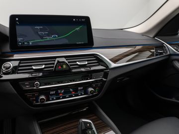 Fahrzeugabbildung BMW 530e xD Tour Luxury Line ACC HUD Pano Laser 360°