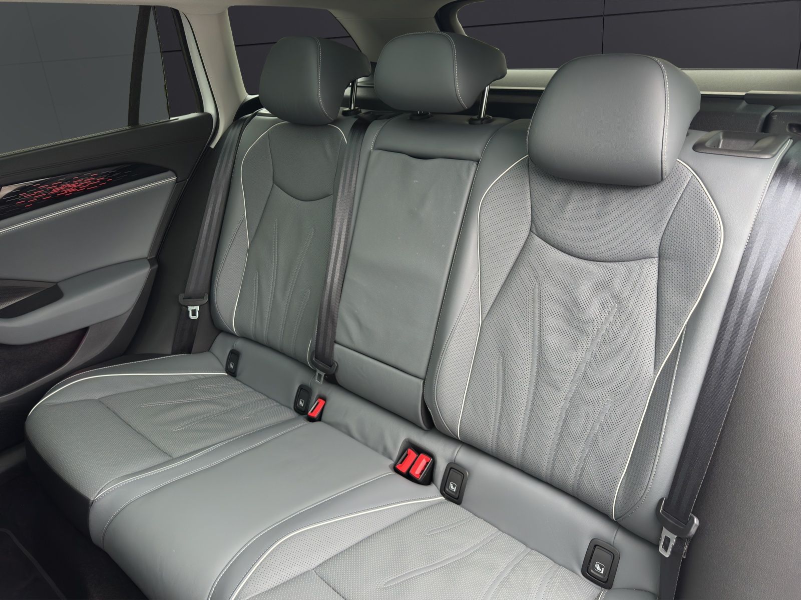 Fahrzeugabbildung Volkswagen Passat TDI Elegance DSG Matrix Standhzg AHK Navi