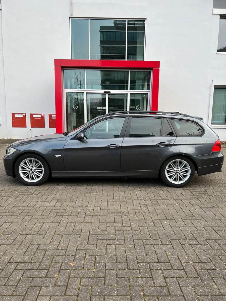 BMW 320 2006 — rear view