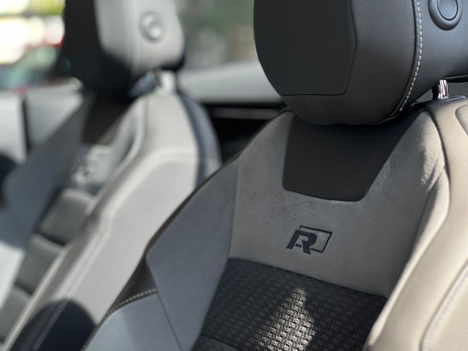 Fahrzeugabbildung Volkswagen T-Roc Cabriolet R Line Black AHK BEATS KEYLESS