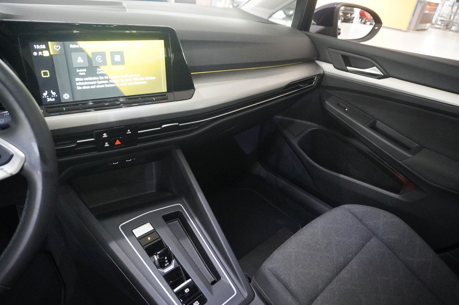 Fahrzeugabbildung Volkswagen Golf VIII Lim. 1.0 E-TSI DSG LIFE NAVI/LED/DAB+