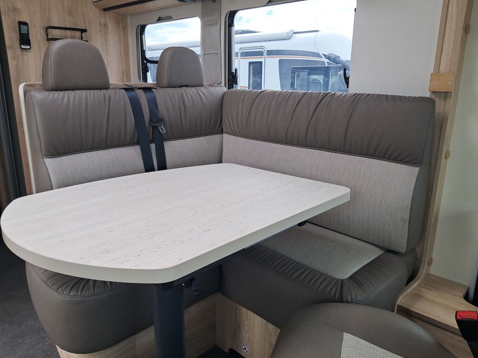 Fahrzeugabbildung Eura Mobil Integra Line IL 720 EB SAT, SOLAR, LUFTFEDERUNG1