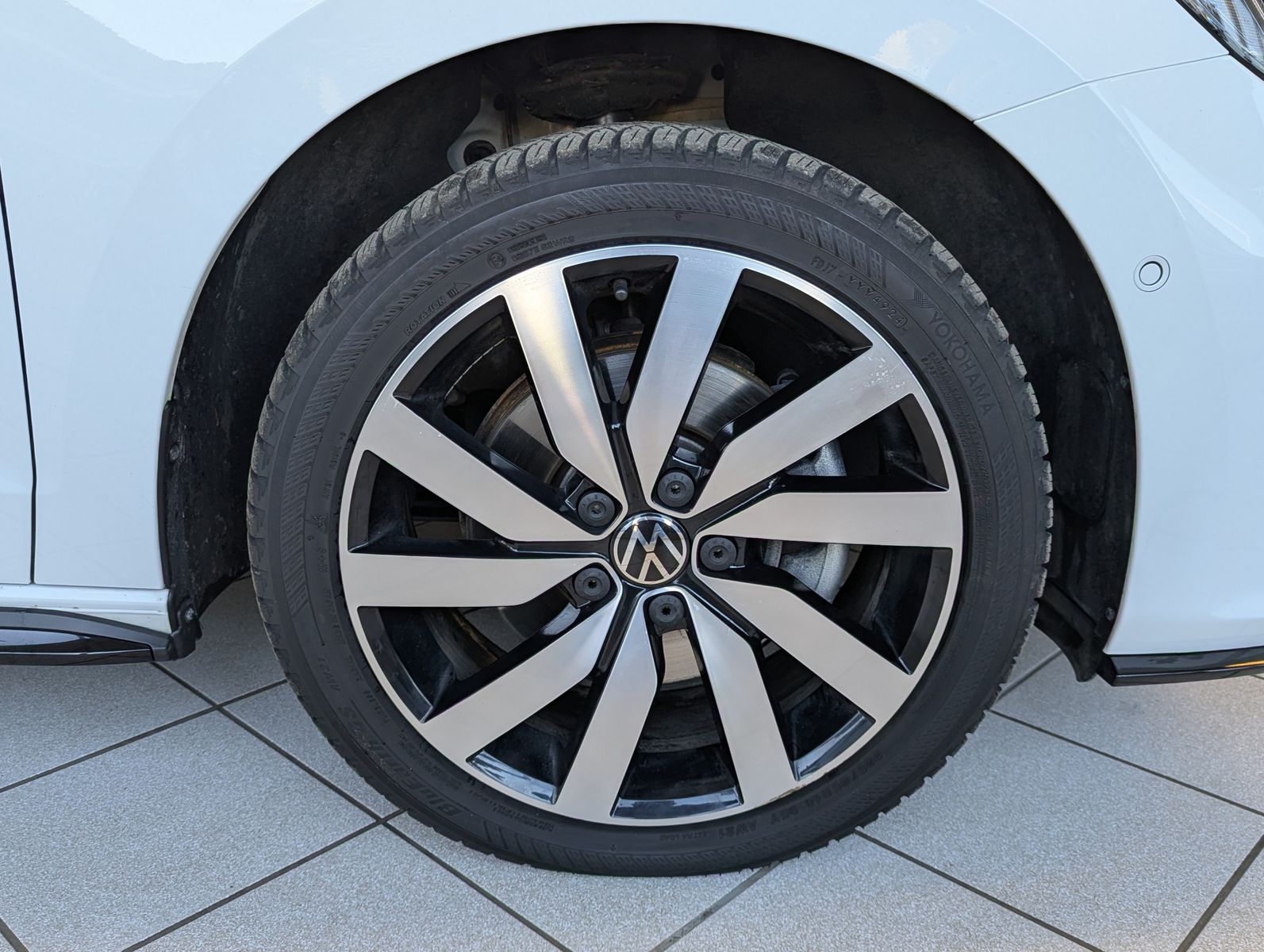 VW Touran 2.0 DSG R-Line High. Pano 7-Si IQ.Dri AHK - Image 10