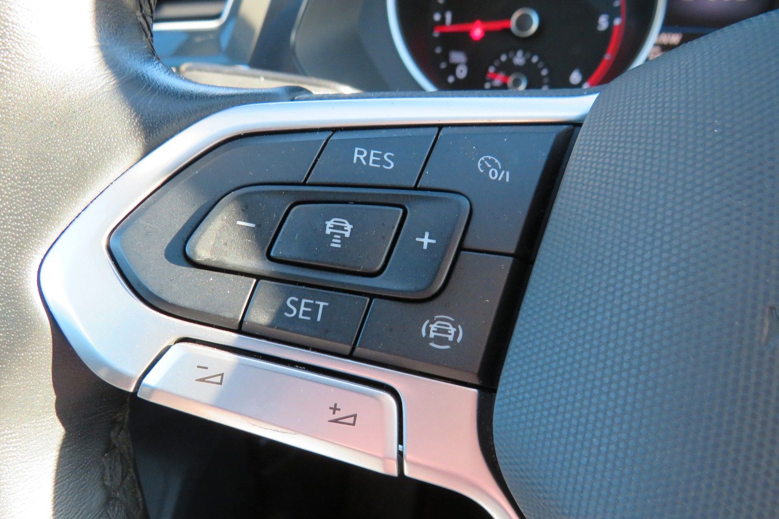 Fahrzeugabbildung Volkswagen Tiguan Life TDI DSG AHK NAVI KAMERA LED ACC GJ