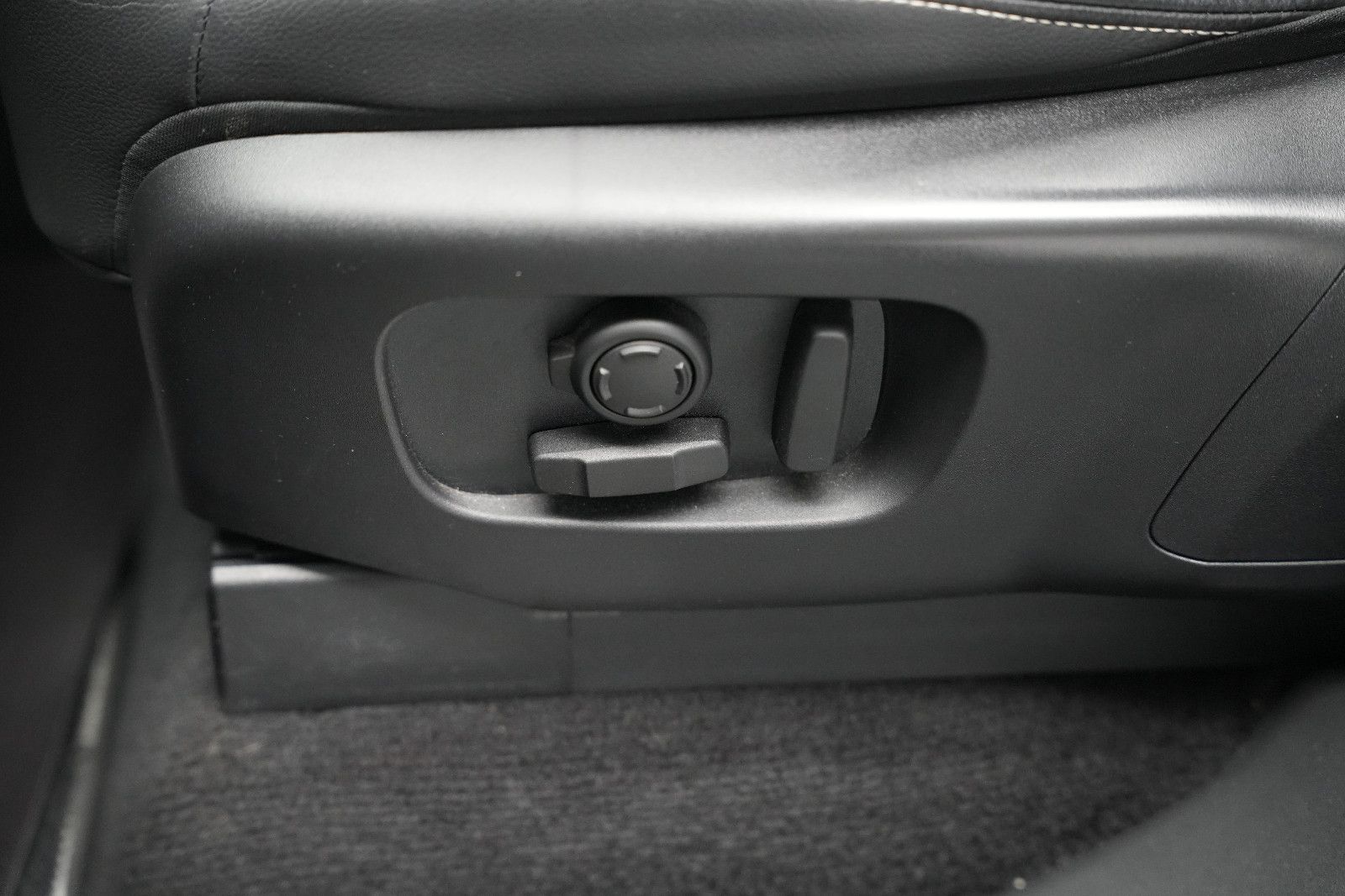 Fahrzeugabbildung Land Rover Discovery R-Dynamic AWD/7-SITZER/360'°Cam/AHK