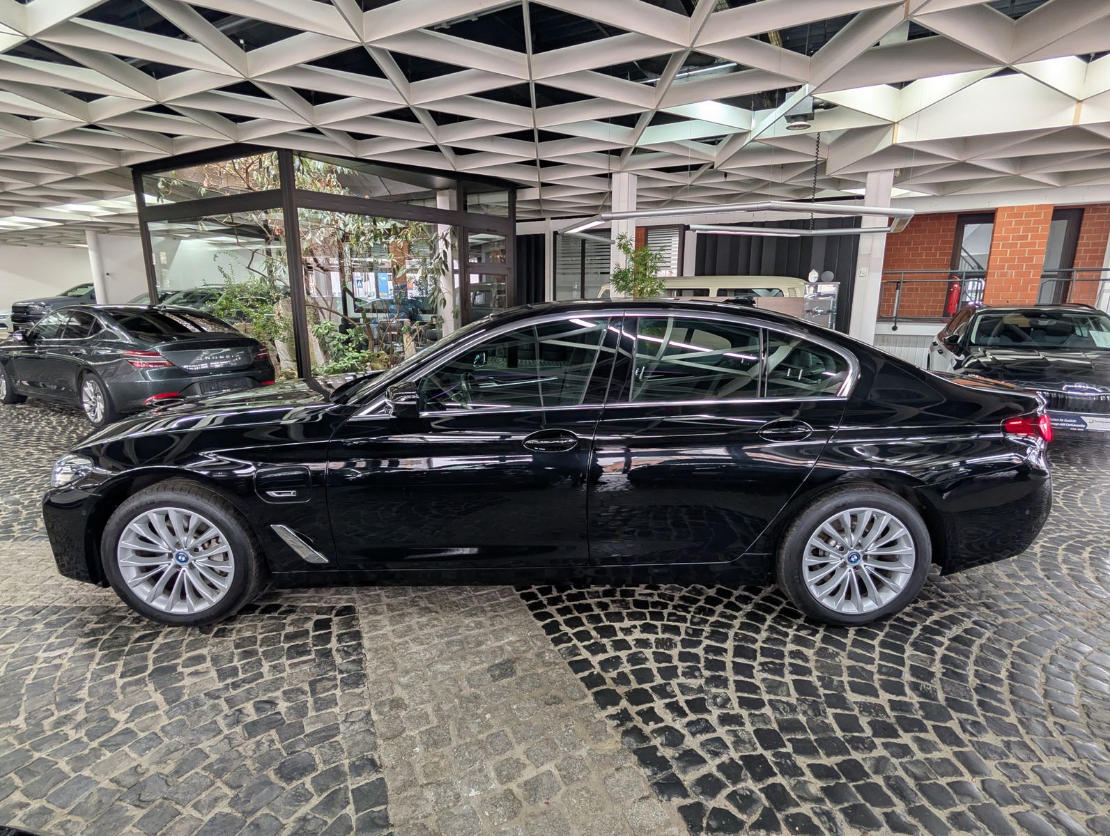 Fahrzeugabbildung BMW 530 e Luxury Line SPORT PANO LED KAM LEDER AHK