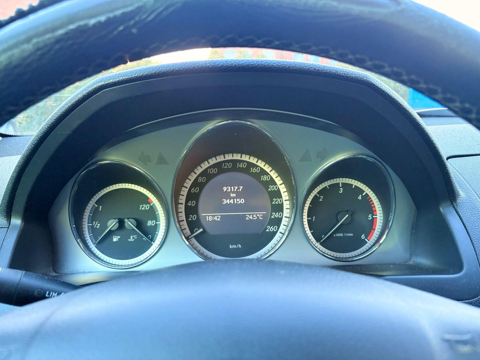 Mercedes-Benz C200 2010 — photo 12