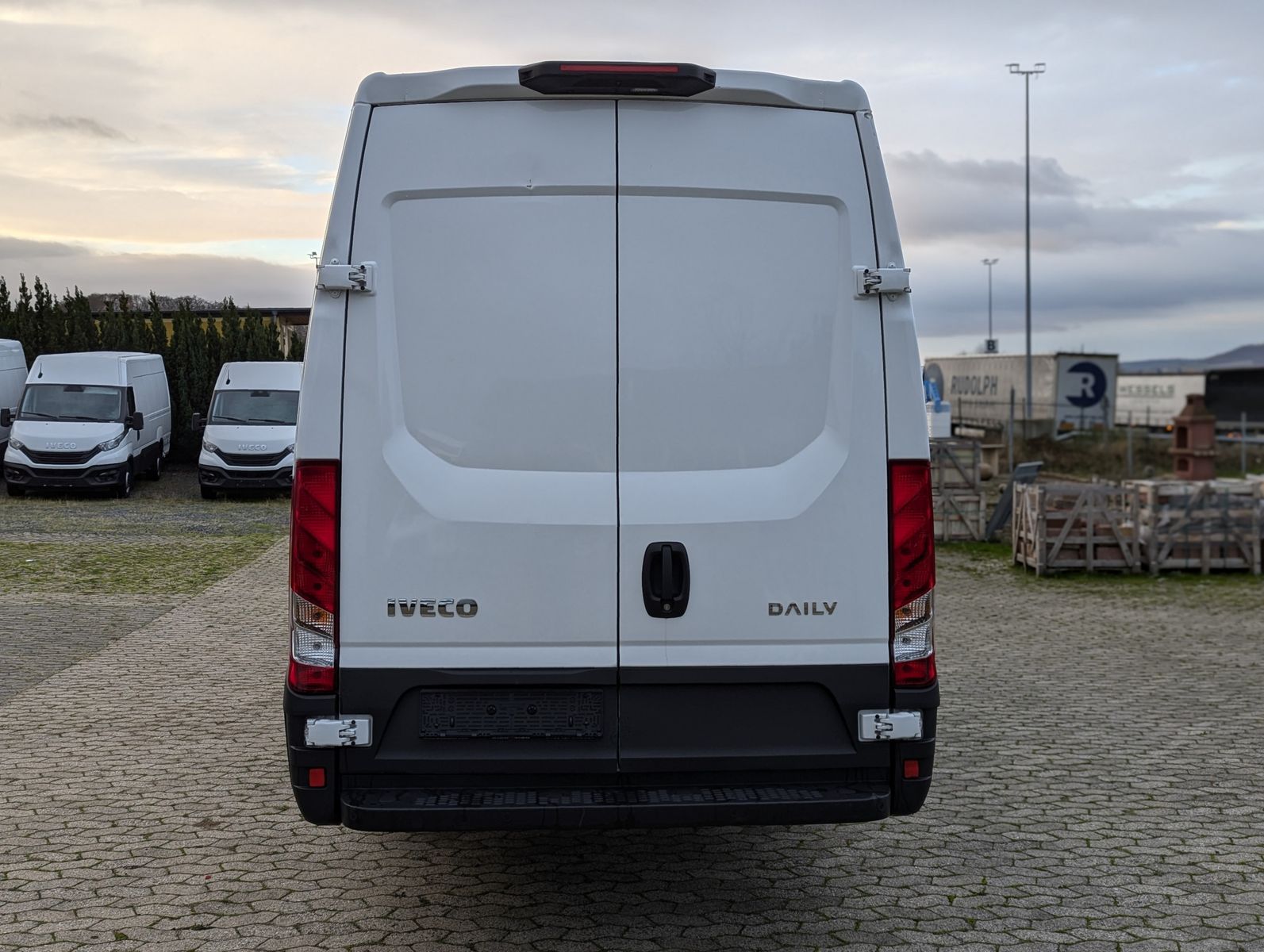 Fahrzeugabbildung Iveco Daily 35S18V4100L 3.0L Dach/Holzboden Kamera Kli
