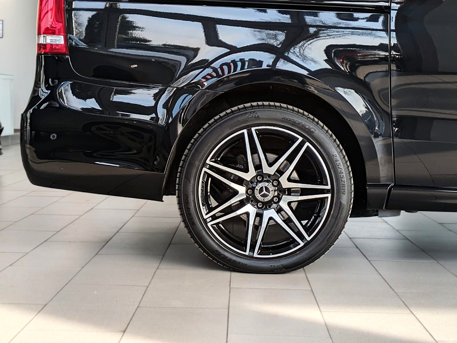 Fahrzeugabbildung Mercedes-Benz V 250d AMG 4M LANG 6 SITZE VIP SHUTTLE MEGAVOLL!