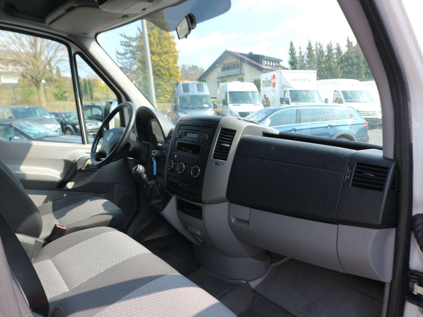 Fahrzeugabbildung Volkswagen Crafter 35 Behindertengerecht Rollstuhl-Rampe
