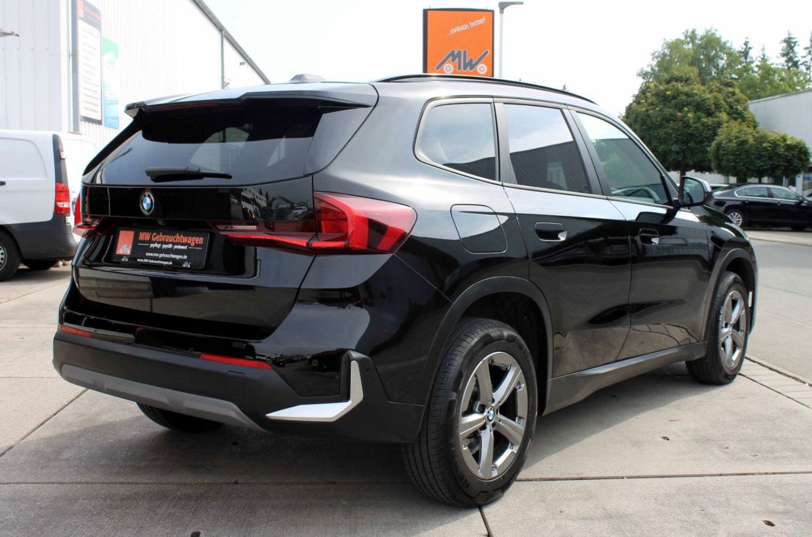 Fahrzeugabbildung BMW X1 sDrive 18i Steptr. ACC KAM PDC LED NAV AHK