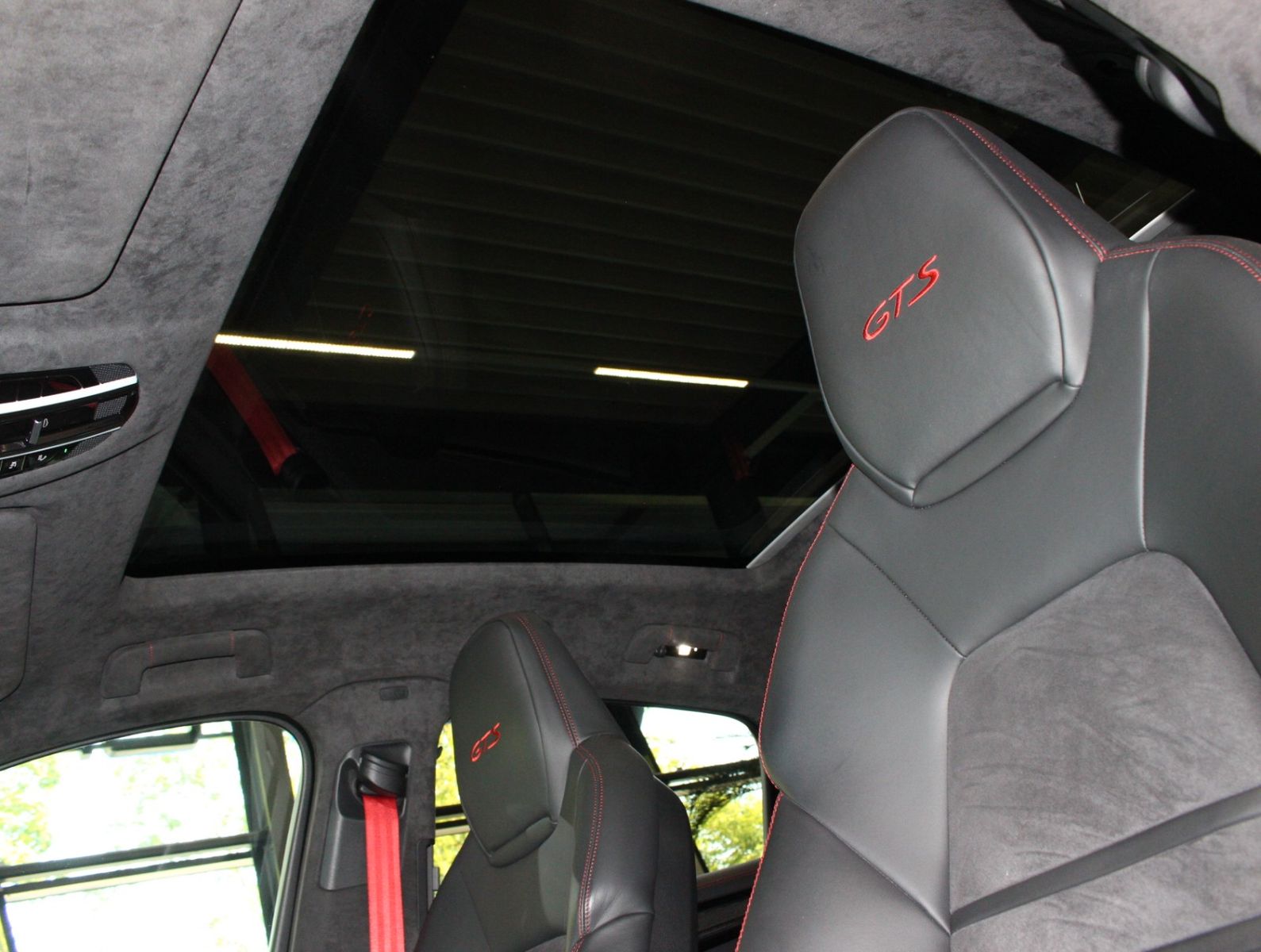 Fahrzeugabbildung Porsche Cayenne GTS Sport Chrono+Sport Design+HUD+ACC