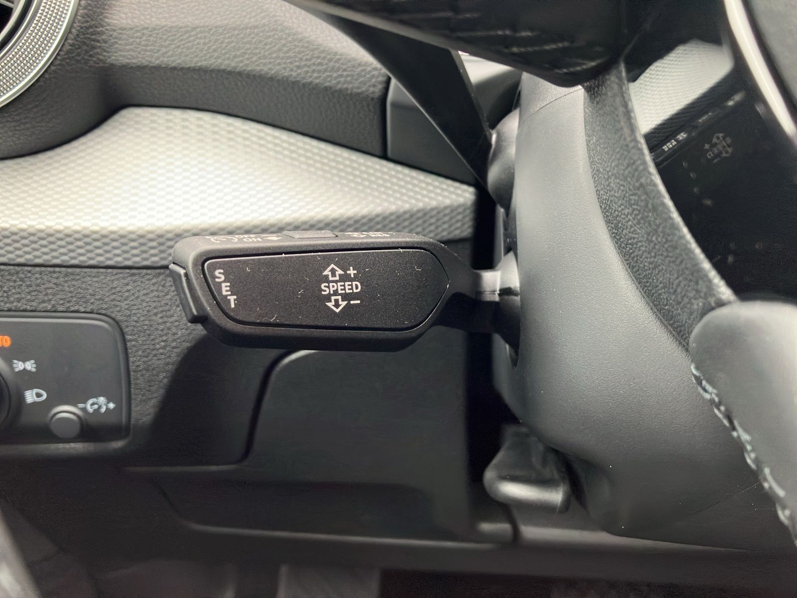Fahrzeugabbildung Audi Q2 35 TFSI advanced S tronic Matrix Vorb. AHZV