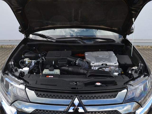 Outlander 2.4 PHEV Top 4WD STAND-HZ/18-ZOLL/LED/