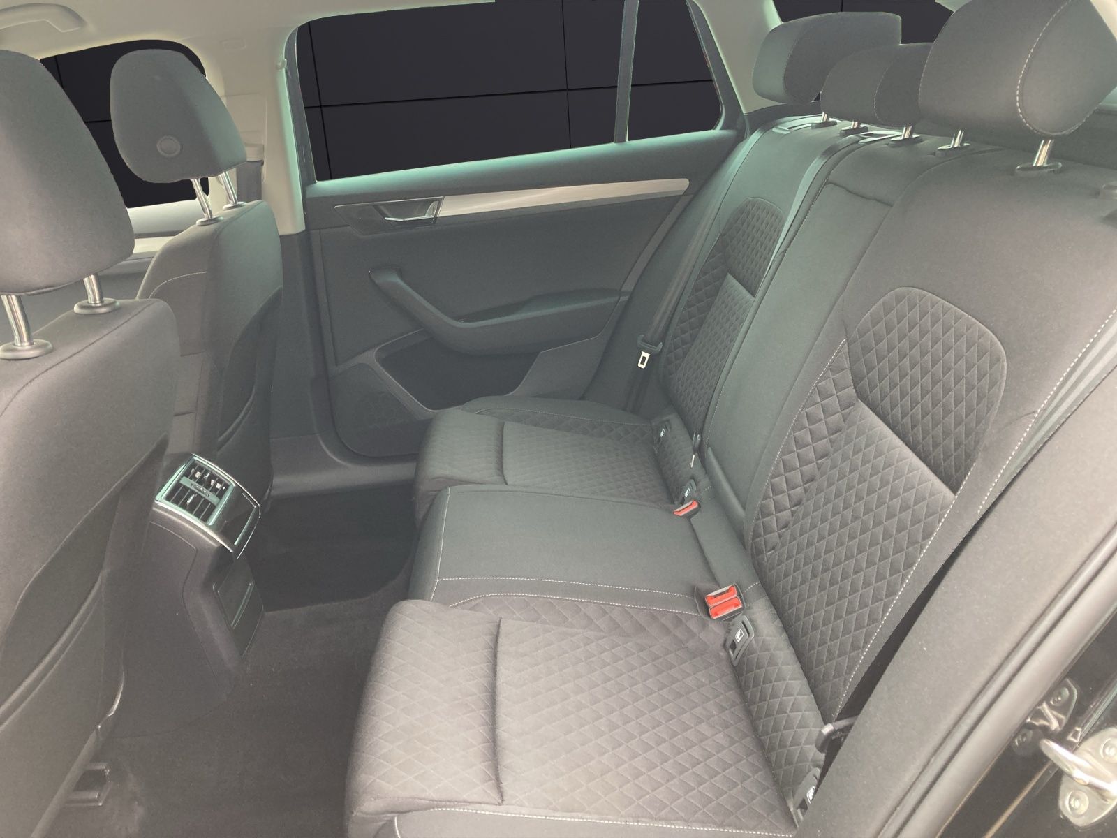 Fahrzeugabbildung SKODA Superb Combi TDI Ambition DSG LED Navi AID ACC R