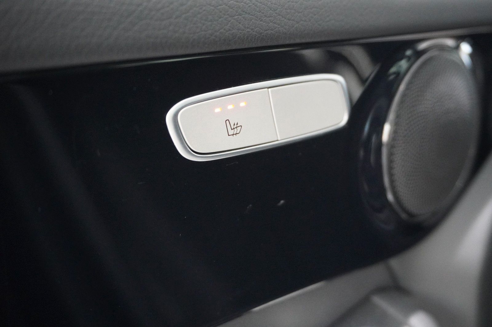 Fahrzeugabbildung Mercedes-Benz GLC 220D EXCLUSIVE 4-MATIC NAVI/LED/SHZ/TEMP/AHK