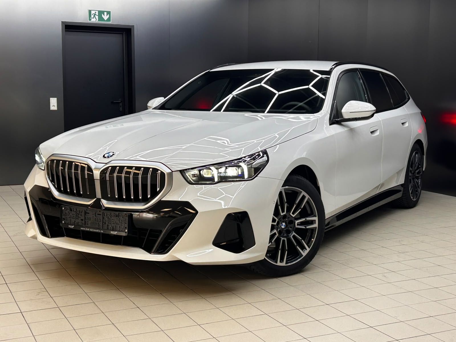 Fahrzeugabbildung BMW 520 T Sport Aut M PAKET+SCHADO+HEAD+H&K+360+AHK+