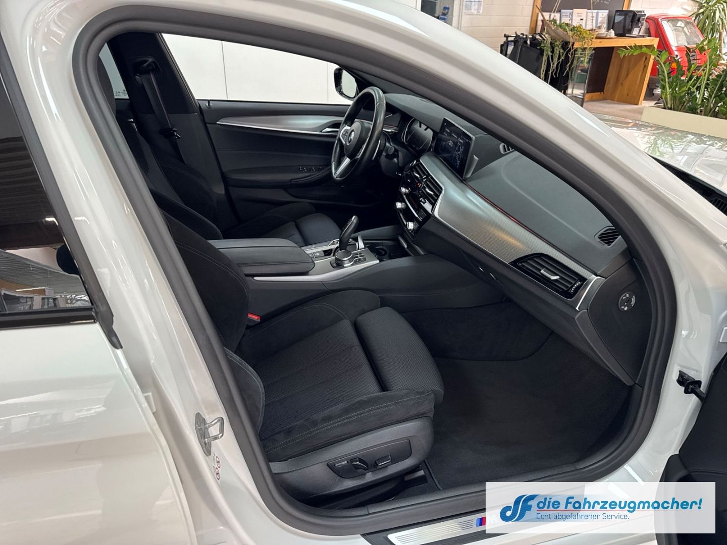 Fahrzeugabbildung BMW 520 d xDrive M Sport Touring Park-Assistent Spor