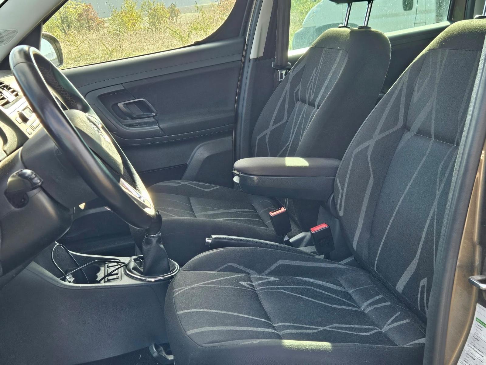 Skoda Roomster 2013 — interior