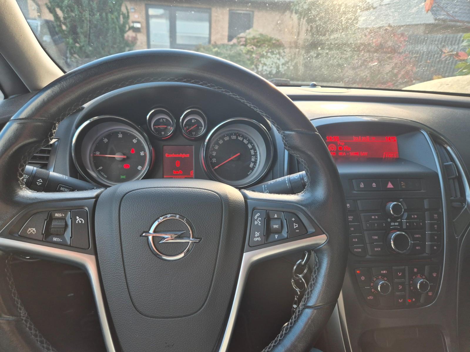 Opel Astra 2011 — photo 11