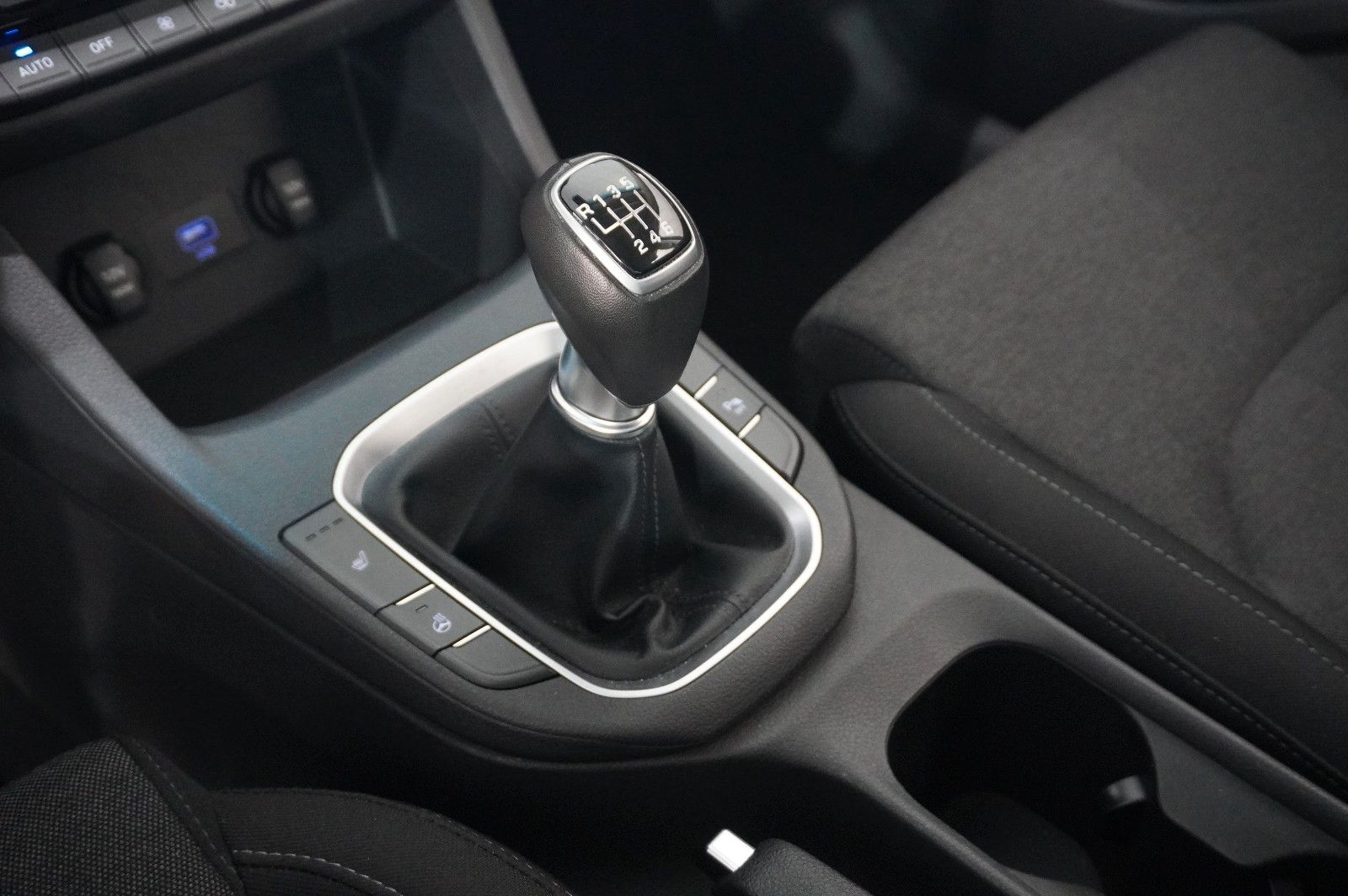 Fahrzeugabbildung Hyundai i30 1.5 T-GDI PURE NAVI/LED/KAMERA/SPORT/SH/AHK