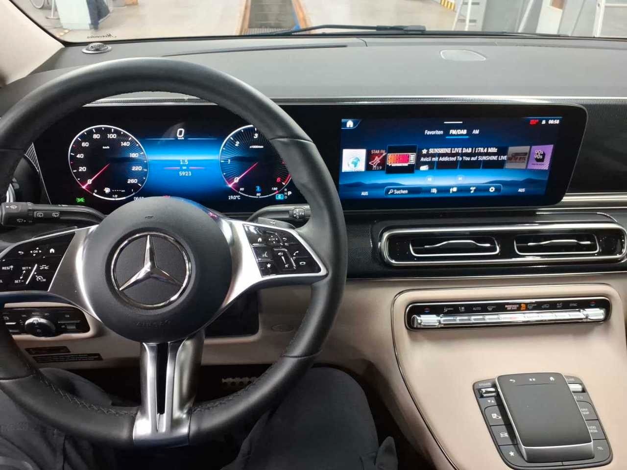Fahrzeugabbildung Mercedes-Benz V 300 d MARCO POLO AMG Markise AHK2,5to AIRMATIC