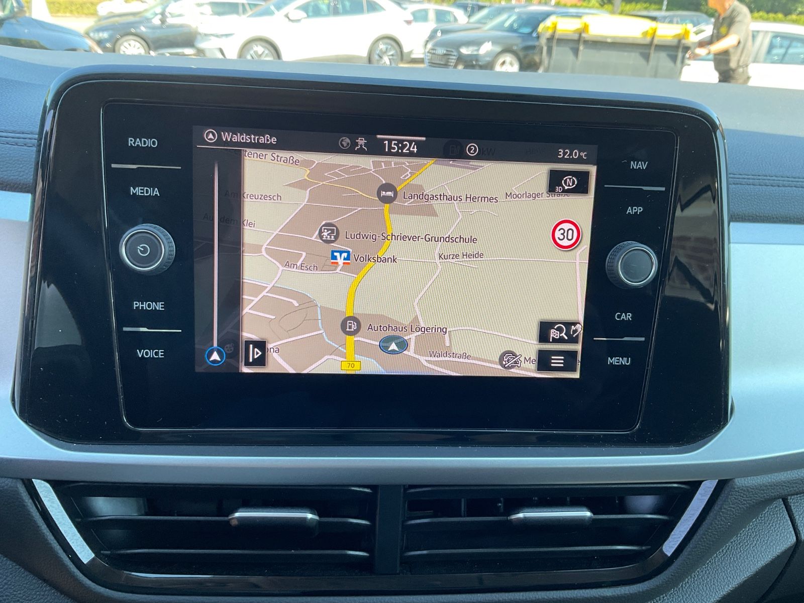 Fahrzeugabbildung Volkswagen T-Roc 1.5 TSI DSG Life,LED,AHK,Navi