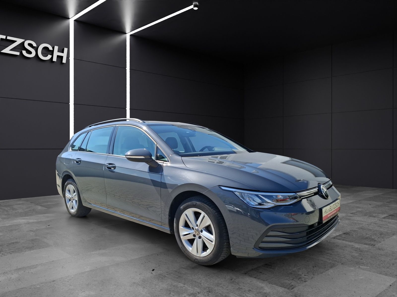 Fahrzeugabbildung Volkswagen Golf VIII Variant eTSI Life DSG LED AHK Navi AID