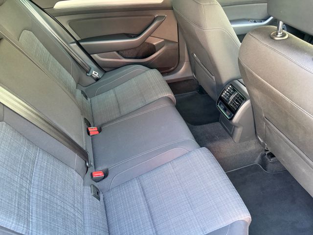 Fahrzeugabbildung Volkswagen Passat Variant 1.5 DSG+AHK+Navi+CarPlay+LM+WR