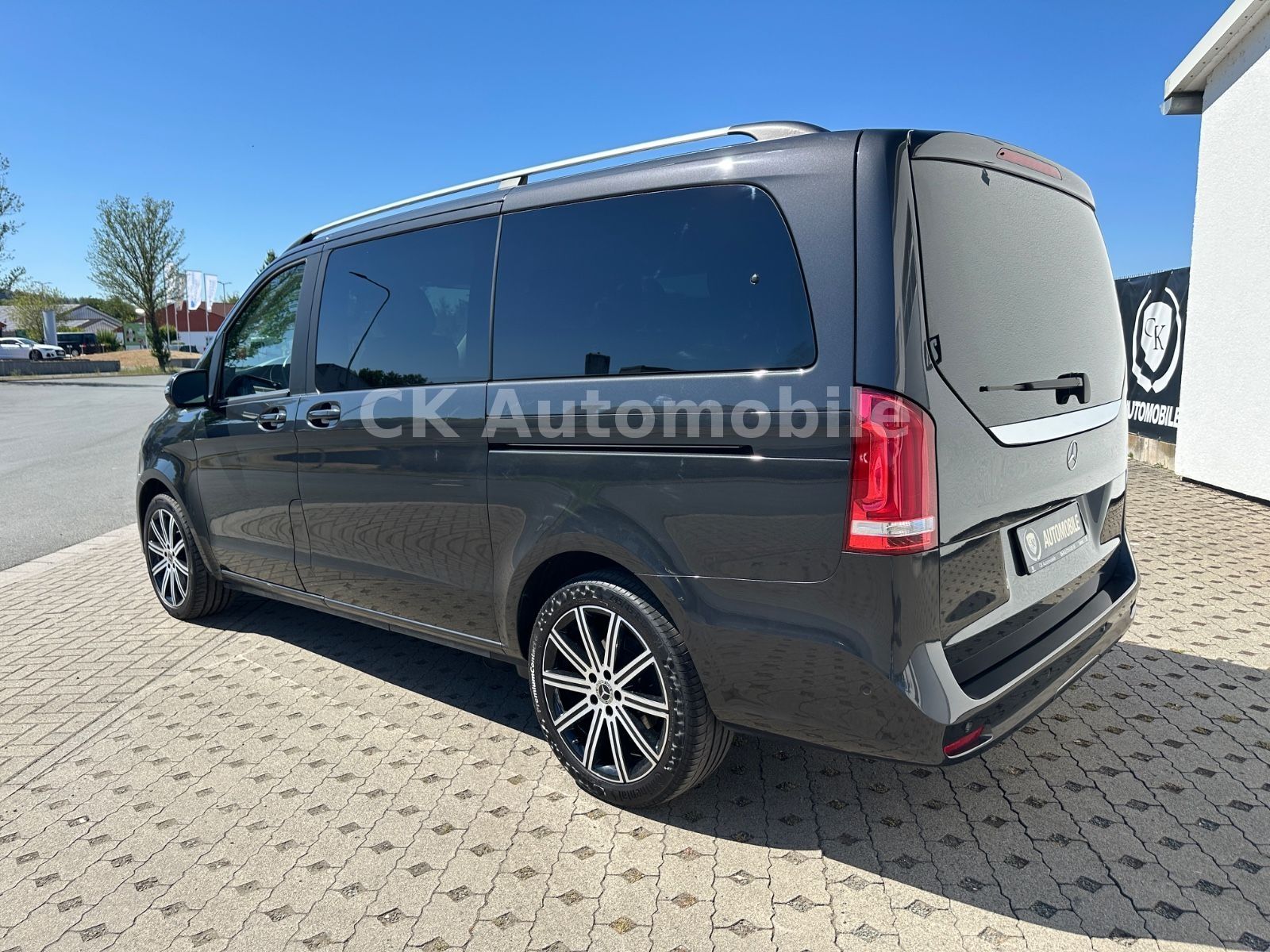 Fahrzeugabbildung Mercedes-Benz V250d AVANTGARDE EDITION 4MATIC lang/7 Sitze